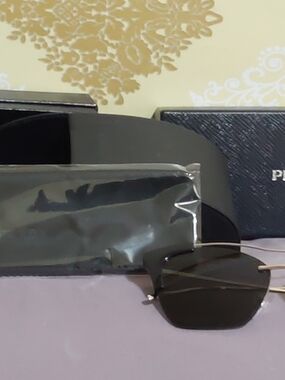 (NWOT) Prada Rimless Sunglasses in Black and Gold-Tone
